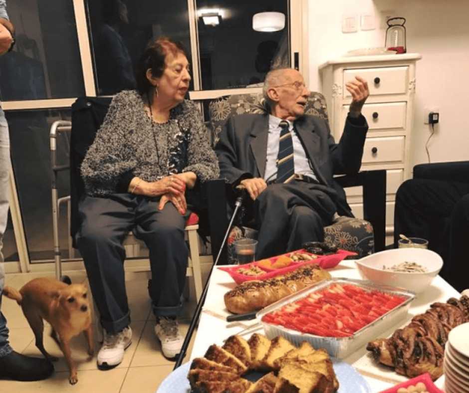 92-Year-Old Man Gently Dyes His Wife’s Hair, Showing Love Lasts Forever