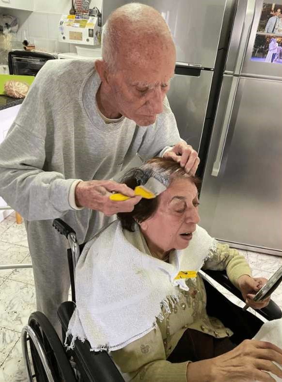 92-Year-Old Man Gently Dyes His Wife’s Hair, Showing Love Lasts Forever