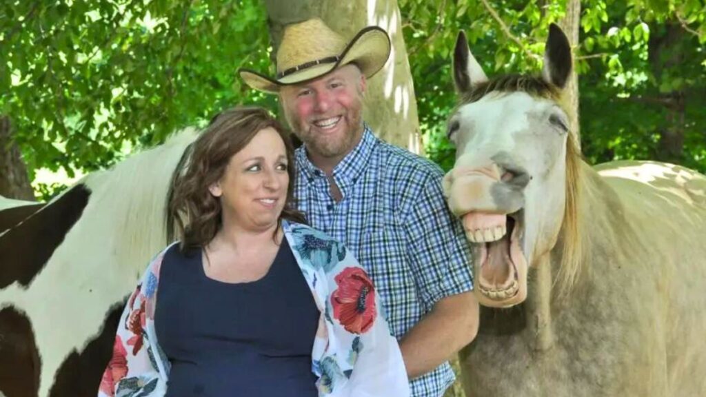 Smiling Horse Takes Over Couple’s Photoshoot