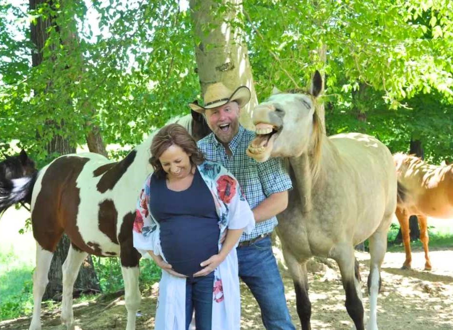 Smiling Horse Takes Over Couple’s Photoshoot